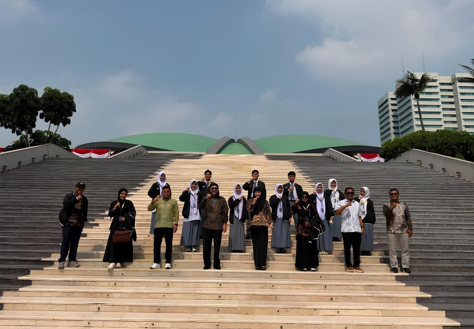 Dari Pessel ke Gedung DPR RI, SMAN 3 Painan Ukir Langkah di LCC Nasional